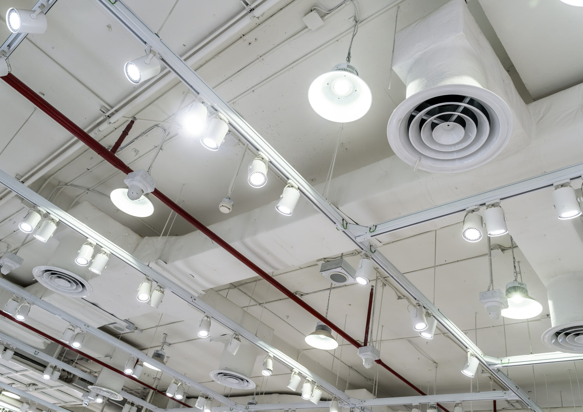 ceiling with air duct and ac